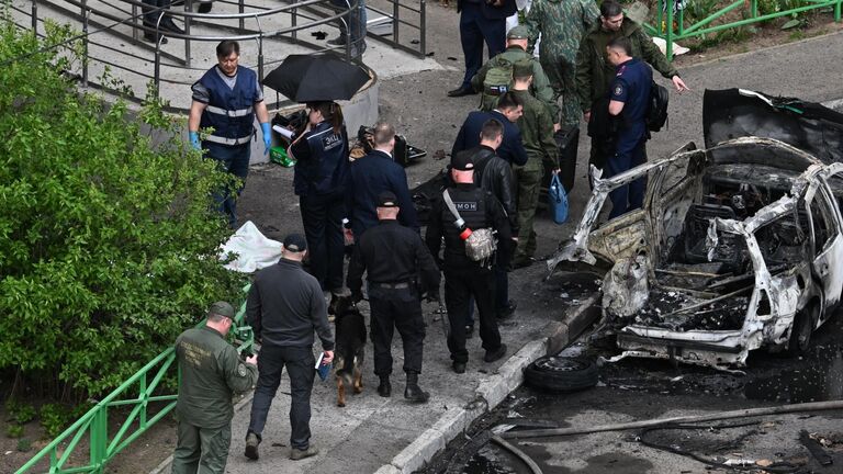 Экстренные службы на месте взрыва автомобиля в Балашихе Экстренные службы на месте взрыва автомобиля в Балашихе