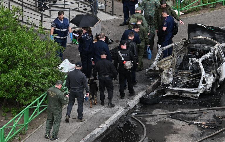 Экстренные службы на месте взрыва автомобиля в Балашихе Экстренные службы на месте взрыва автомобиля в Балашихе