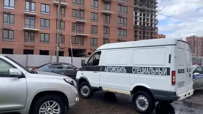  Ритуальный автомобиль на месте взрыва в Балашихе, где погиб генерал Ярослав Москалик
