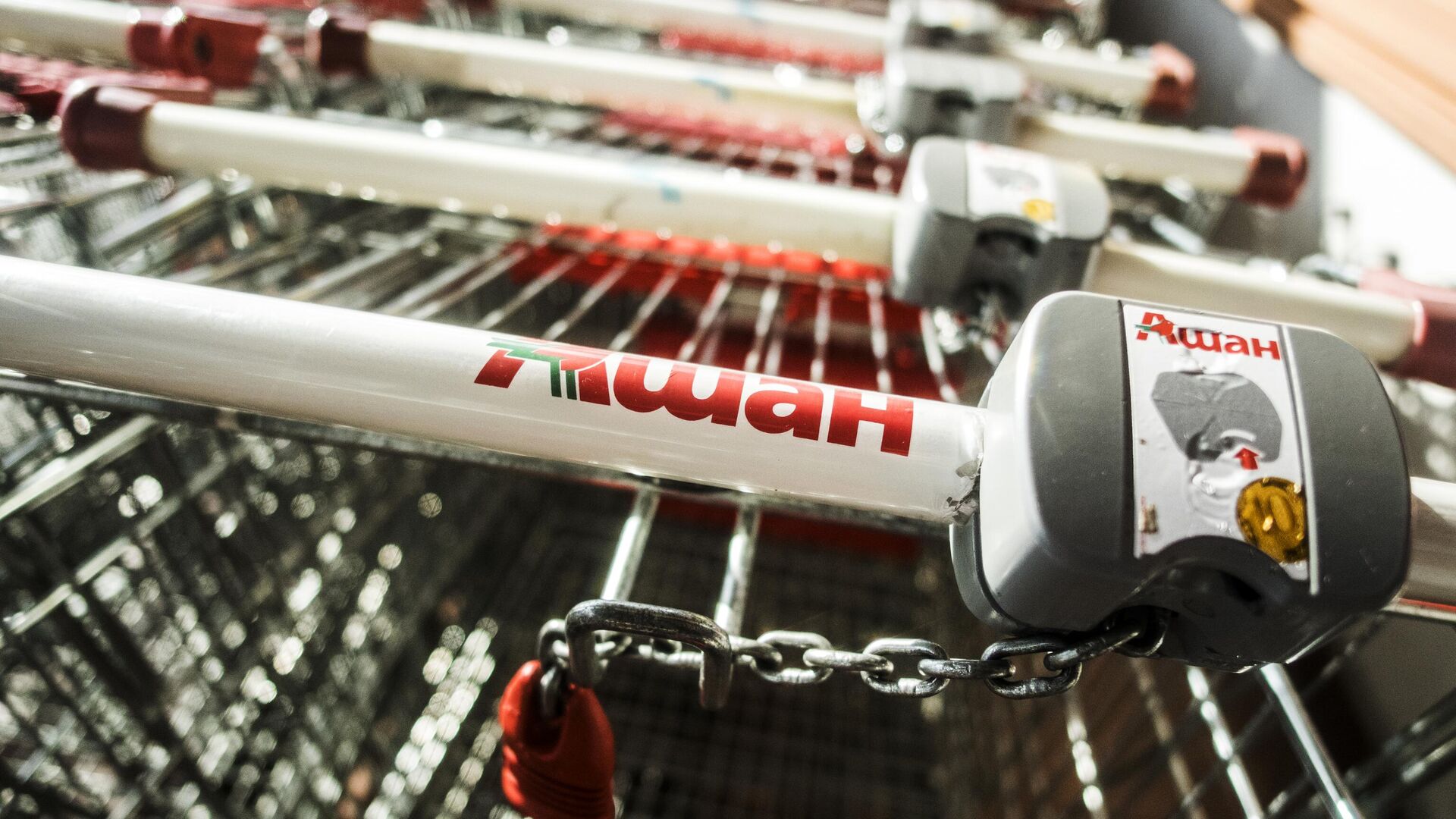 Продуктовые тележки в гипермаркете Ашан - РИА Новости, 1920, 22.12.2025