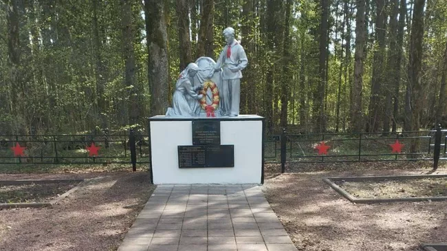 Благоустроенная братская могила возле деревни Цуканово в Подмосковье