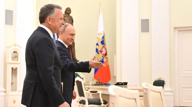 Президент РФ Владимир Путин и спецпосланник президента США  Стивен Уиткофф во время встречи