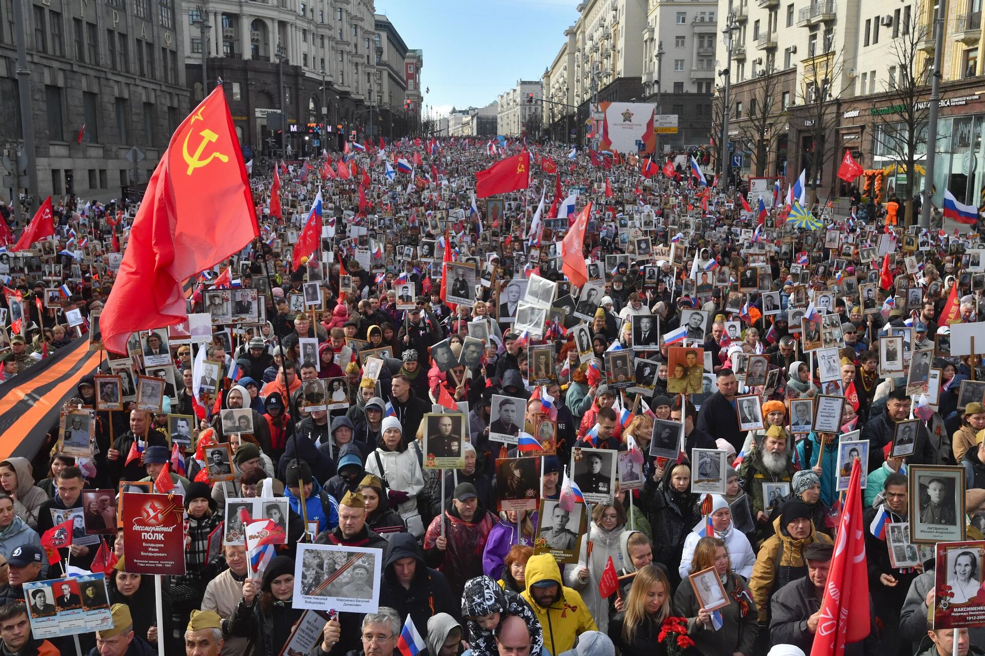 Участники шествия Бессмертный полк в Москве Участники шествия Бессмертный полк в Москве - РИА Новости, 1920, 25.04.2025