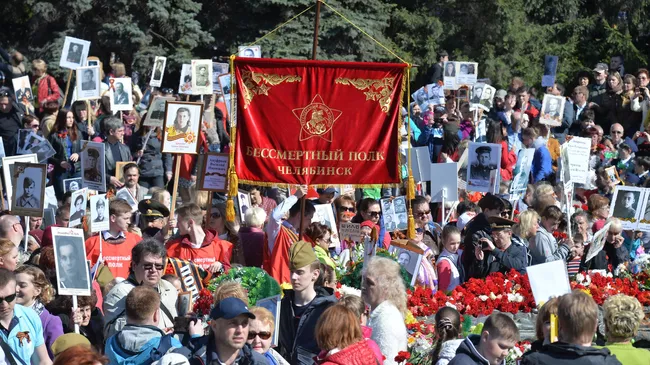 Участники шествия Бессмертный полк в Челябинске