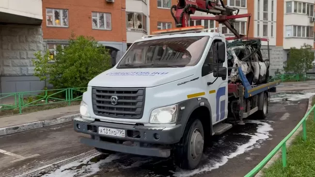 Эвакуация автомобиля, в результате подрыва которого погиб генерал Москалик