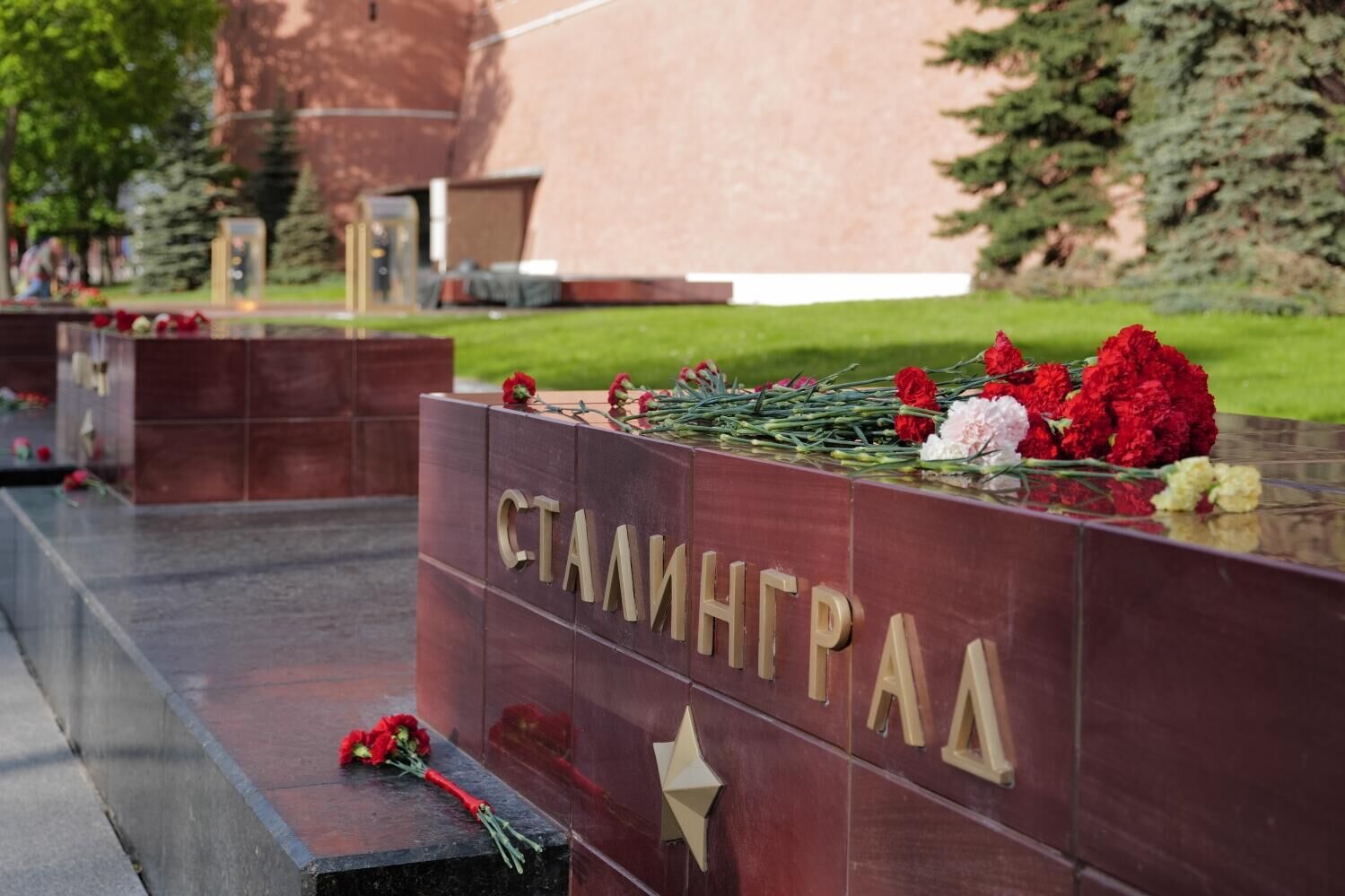 Памятный знак Город-герой Сталинград в Александровском саду в Москве Памятный знак Город-герой Сталинград в Александровском саду в Москве - РИА Новости, 1920, 25.04.2025