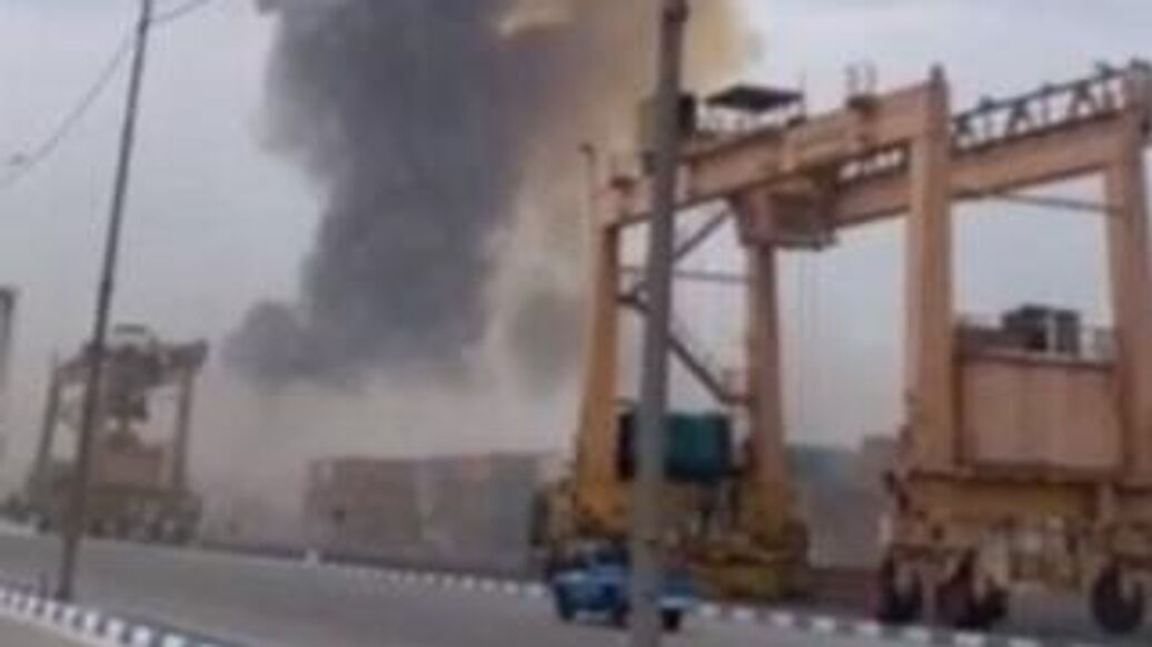 © Соцсети<br>Взрыв на территории морского порта в городе Бендер-Аббас