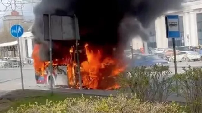 Рейсовый автобус сгорел в Невском районе Санкт-Петербурга