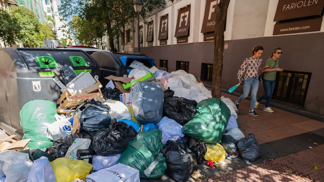 © Getty Images / LightRocket/Marcos del Mazo<br>Улицы Мадрида завалены мусором из-за забастовки работников службы по вывозу отходов