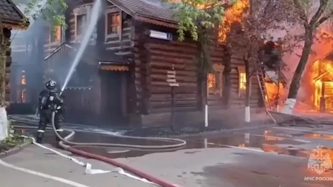 На месте пожара в банном комплексе Банная усадьба в Москве. Кадр видео