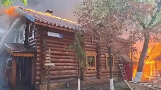 На месте пожара в банном комплексе Банная усадьба в Москве. Кадр видео