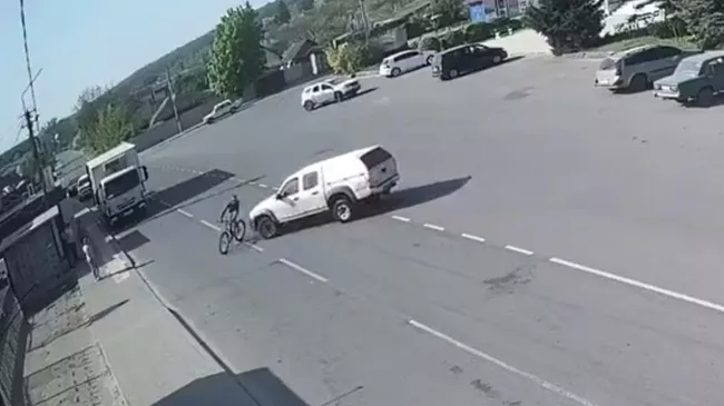 Автомобиль работников ТЦК пытается таранить велосипедиста в Харькове. Кадр видео
