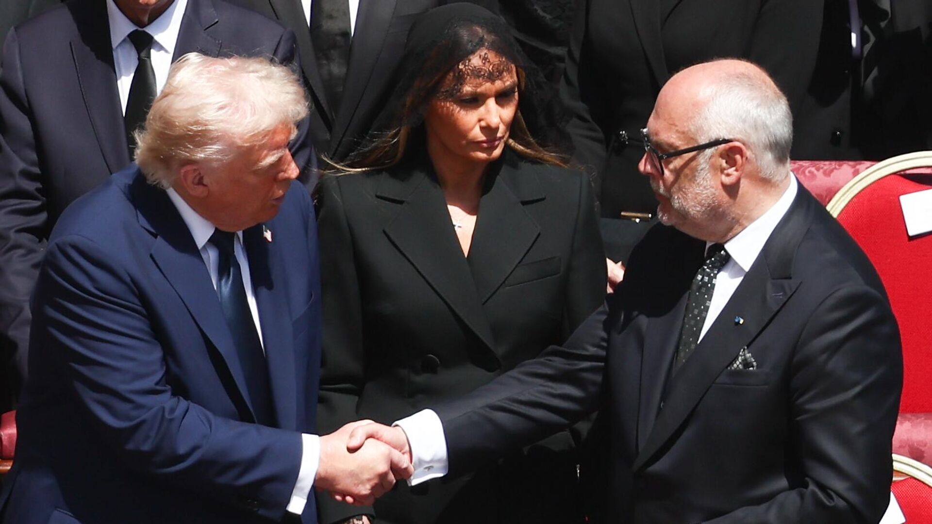 Президент США Дональд Трамп и президент Эстонии Алар Карис во время церемонии похорон Папы Франциска на площади Святого Петра в Ватикане - РИА Новости, 1920, 27.04.2025