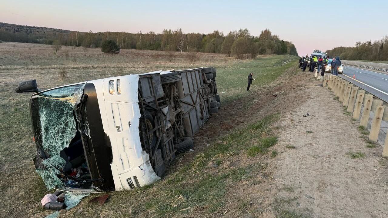 Автобус съехал в кювет и опрокинулся во Владимирской области1