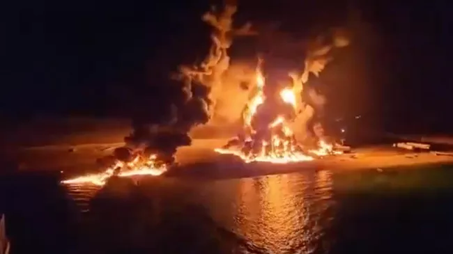 Момент авиаудара по йеменскому порту
