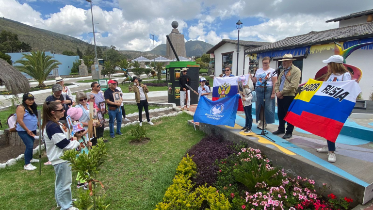 Участники в акции Сад памяти в Кито, Эквадор Участники в акции Сад памяти в Кито, Эквадор - РИА Новости, 1920, 28.04.2025