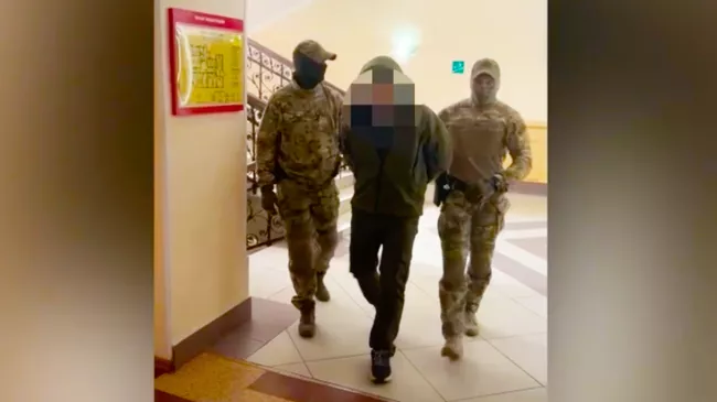 Задержанный мужчина, подозреваемый в распространении детской порнографии во Владивостоке