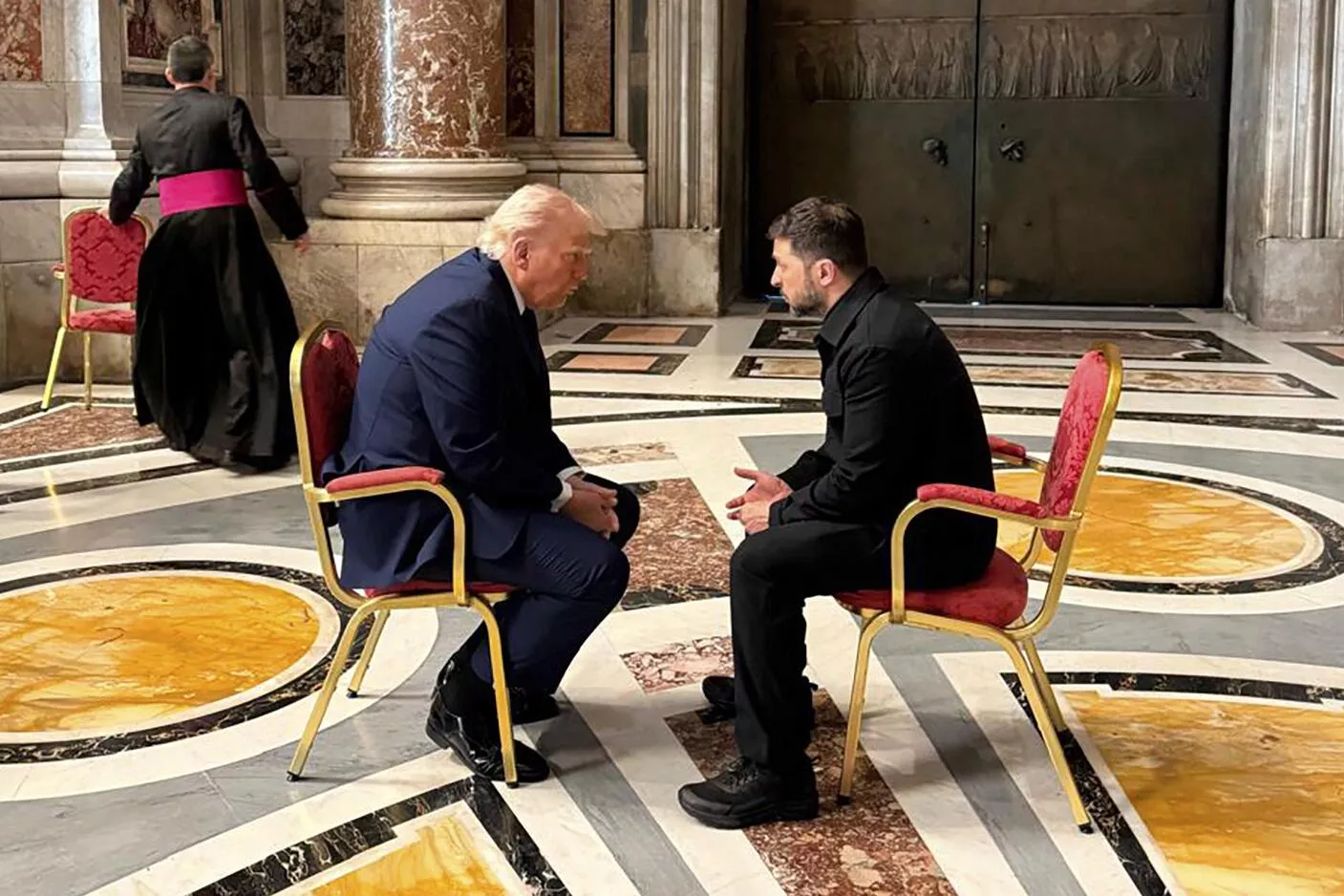 El presidente de Estados Unidos, Donald Trump, y Volodymyr Zelensky durante una reunión en el Vaticano El presidente estadounidense Donald Trump y Volodymyr Zelensky durante una reunión en el Vaticano - RIA Novosti, 1920, 06/05/2025