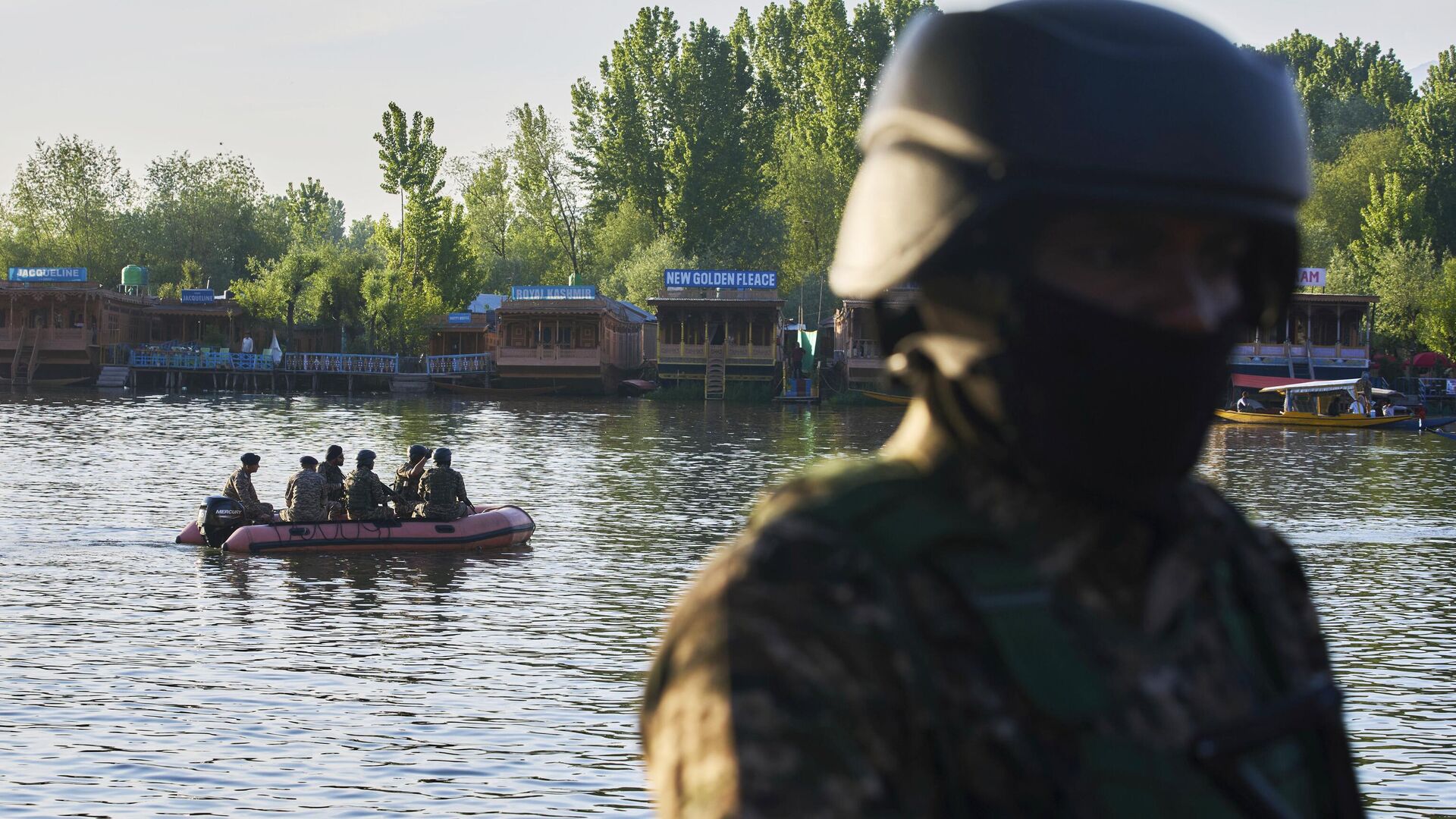 Индийские военные патрулируют озеро Дал в Шринагаре. 25 апреля 2025 - РИА Новости, 1920, 27.04.2025