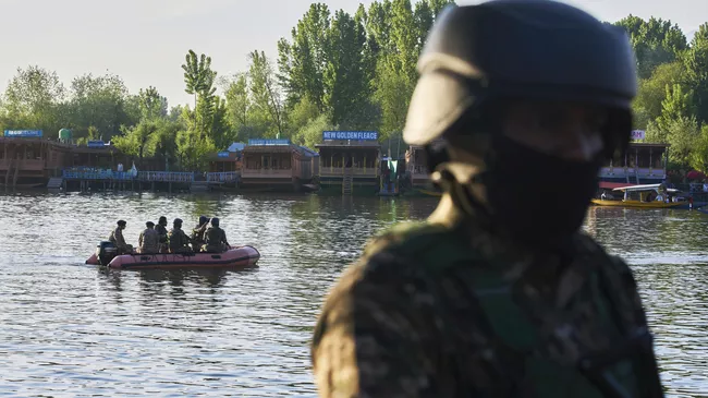 Индийские военные патрулируют озеро Дал в Шринагаре. 25 апреля 2025