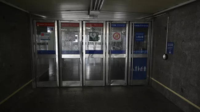 Вход в метро в Мадриде после отключения электричества. 28 апреля 2025