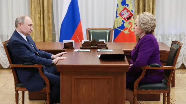 Президент России Владимир Путин и председатель Совета Федерации Валентина Матвиенко во время встречи