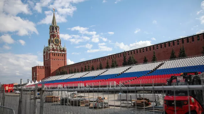 Монтаж трибун на Красной площади в преддверии празднования 80-й годовщины Победы в Великой Отечественной войне