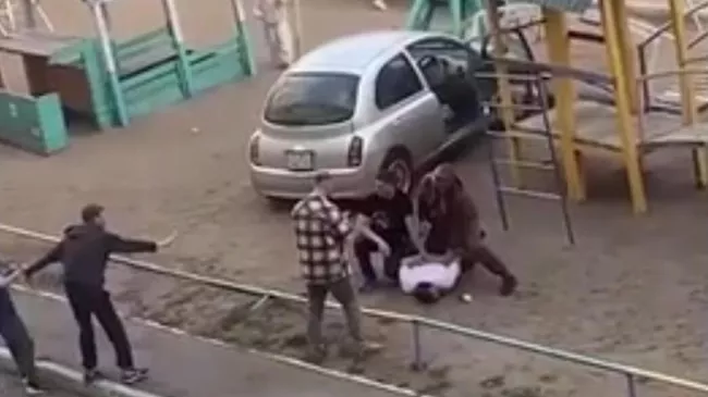 Задержание нетрезвого водителя, допустившего наезд на детскую площадку в Омске. Кадр видео