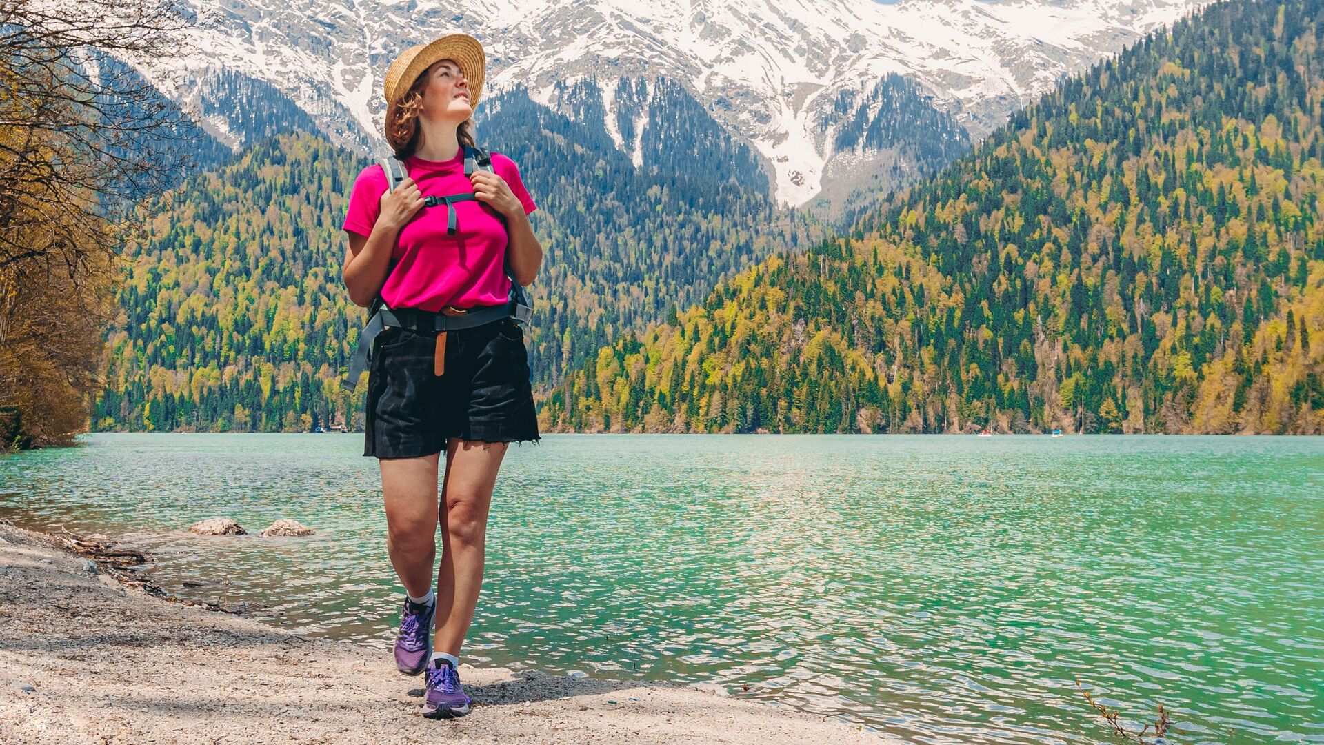 Девушка на берегу озера Рица Девушка на берегу озера Рица - РИА Новости, 1920, 01.05.2025