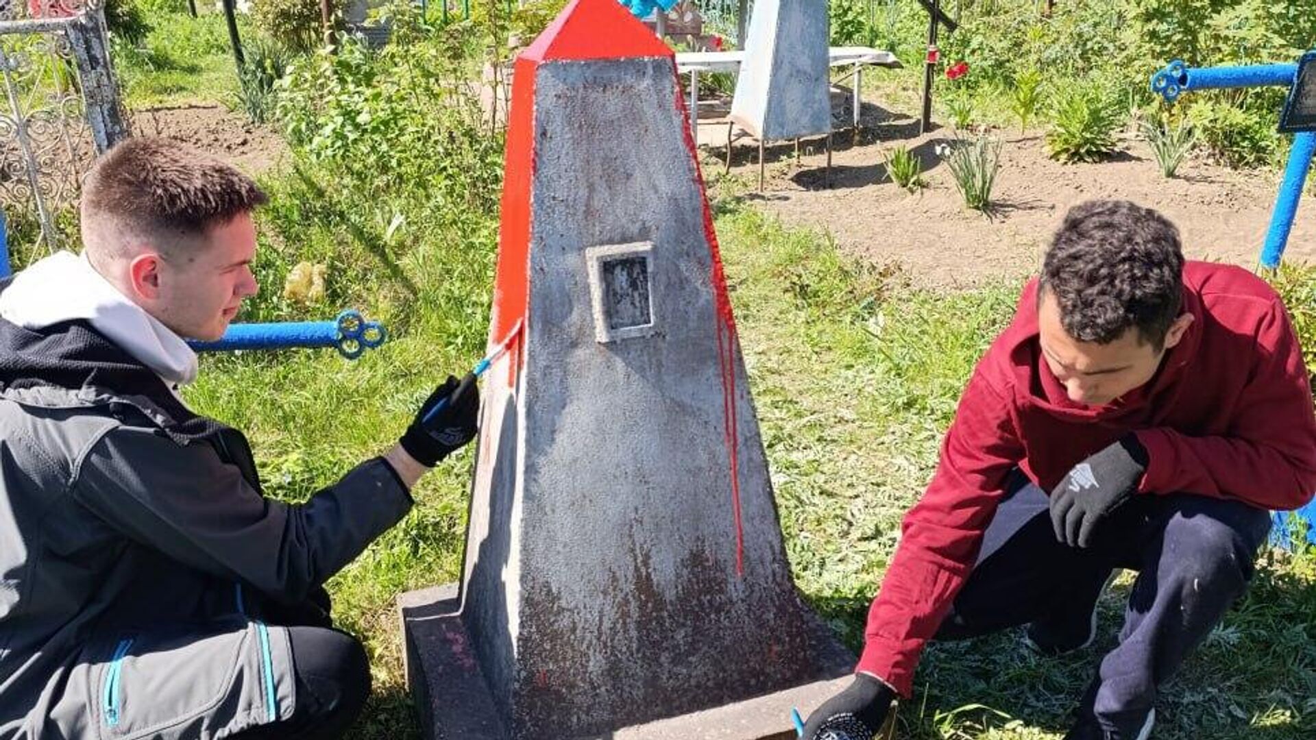 Активисты молодежного крыла блока Победа на субботнике по благоустройству могил советских солдат в Дондюшанах Активисты молодежного крыла блока Победа на субботнике по благоустройству могил советских солдат в Дондюшанах - РИА Новости, 1920, 28.04.2025