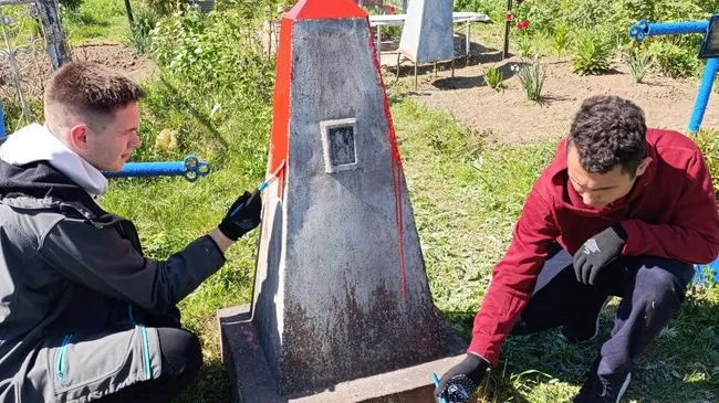 Активисты молодежного крыла блока Победа на субботнике по благоустройству могил советских солдат в Дондюшанах