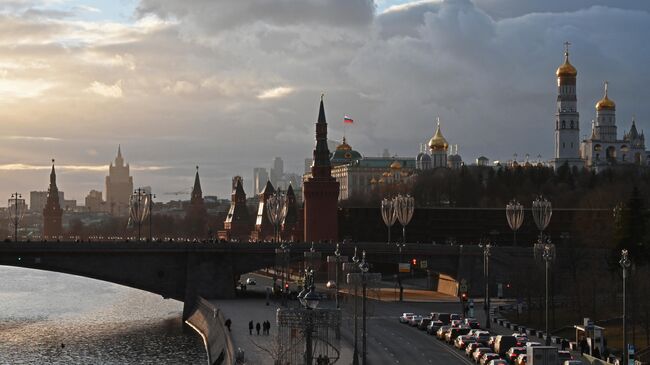 Вид на набережную Москвы-реки, Большой Москворецкий мост и Московский кремль