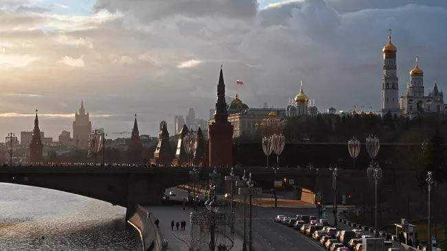 Вид на набережную Москвы-реки, Большой Москворецкий мост и Московский кремль