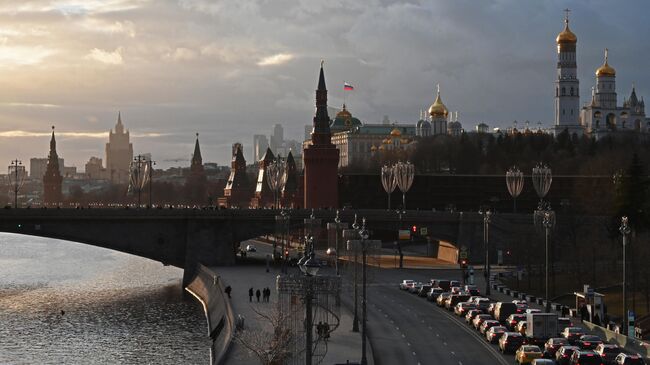 Вид на набережную Москвы-реки, Большой Москворецкий мост и Московский кремль