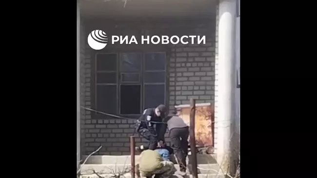 Задержание молодежи украинскими полицейскими