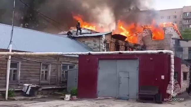 Тушение пожара в многоквартирном доме в Пензе