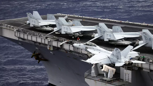 Истребитель F/A-18 Super Hornet на палубе американского авианосца USS Harry S. Truman