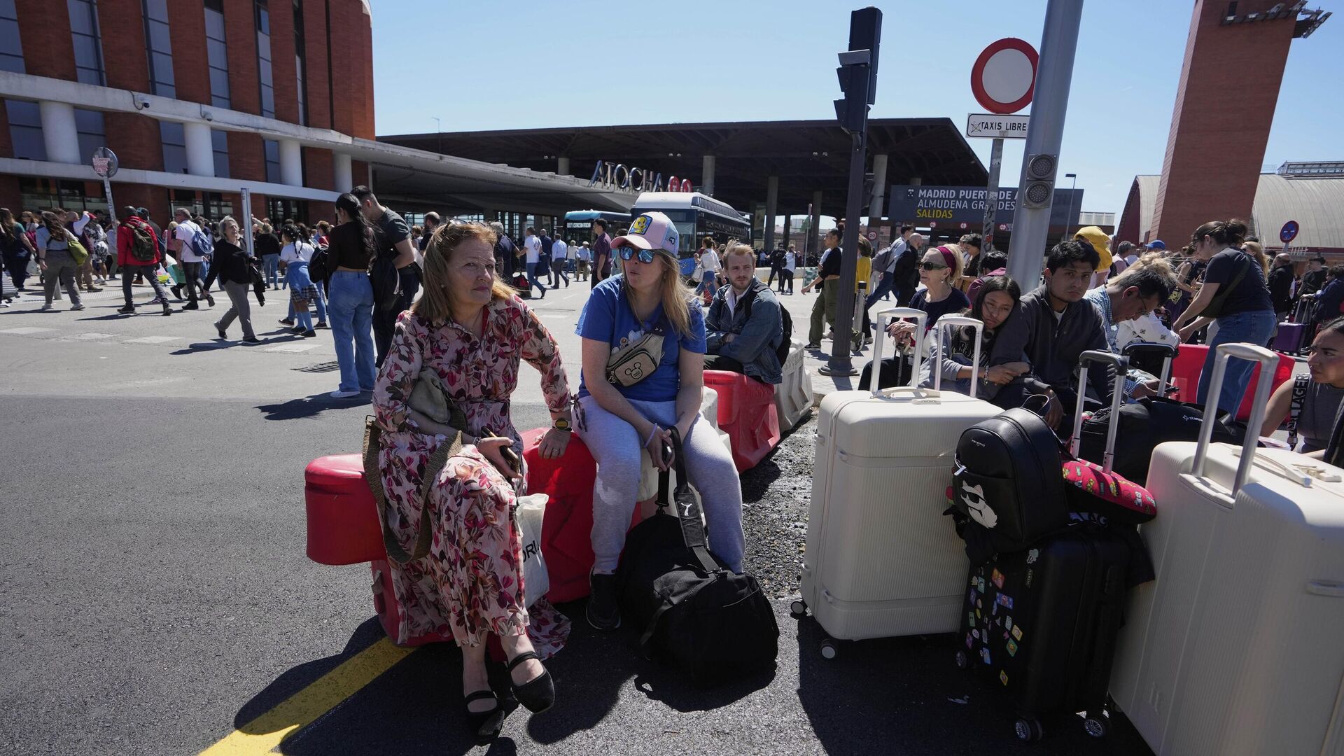 Пассажиры возле железнодорожного вокзала во время общенационального отключения электроэнергии в Мадриде Пассажиры возле железнодорожного вокзала во время общенационального отключения электроэнергии в Мадриде - РИА Новости, 1920, 29.04.2025