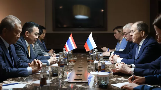 Министр иностранных дел РФ Сергей Лавров и министр иностранных дел Таиланда Марит Сангиампхонг во время встречи на полях Совета глав МИД БРИКС в Рио-де-Жанейро. 28 апреля 2025