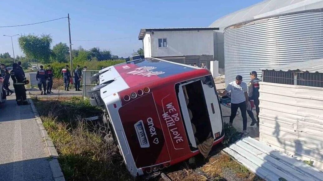 В Анталье автобус с российскими туристами вылетел с трассы