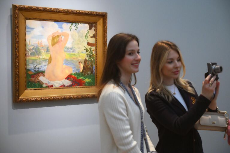 Картина Купальщица на предварительном показе выставки Борис Кустодиев. Живопись. Графика. Театр в Третьяковской галерее Картина Купальщица на предварительном показе выставки Борис Кустодиев. Живопись. Графика. Театр в Третьяковской галерее
