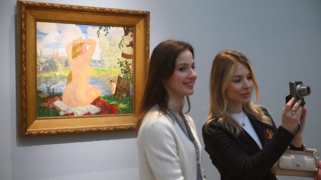 Картина Купальщица на предварительном показе выставки Борис Кустодиев. Живопись. Графика. Театр в Третьяковской галерее