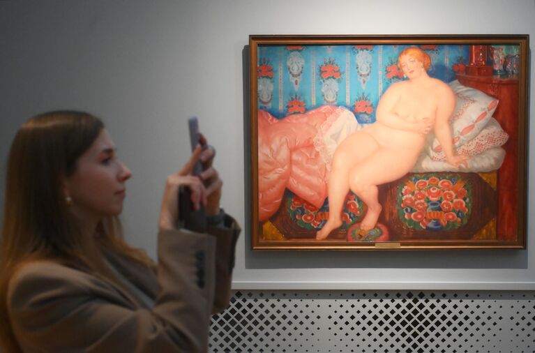Картина Красавица на предварительном показе выставки Борис Кустодиев. Живопись. Графика. Театр в Третьяковской галерее Картина Красавица на предварительном показе выставки Борис Кустодиев. Живопись. Графика. Театр в Третьяковской галерее