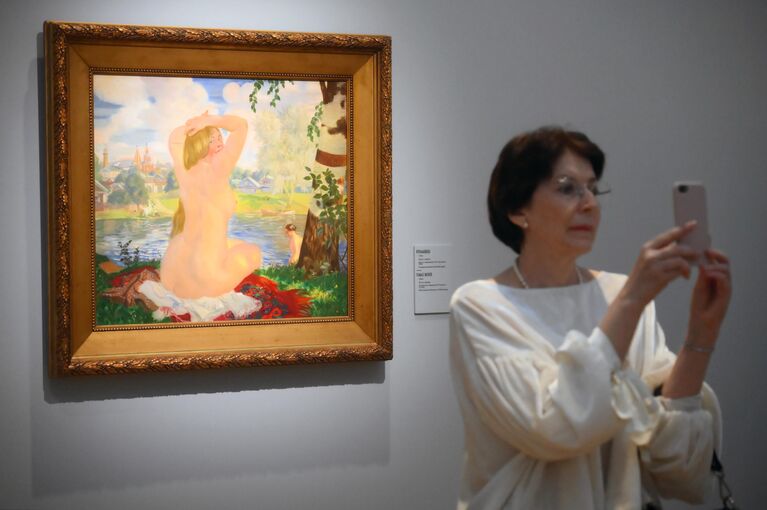 Картина Купальщица на предварительном показе выставки Борис Кустодиев. Живопись. Графика. Театр в Третьяковской галерее Картина Купальщица на предварительном показе выставки Борис Кустодиев. Живопись. Графика. Театр в Третьяковской галерее