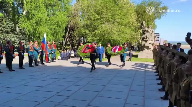 Владимир Путин и Александр Лукашенко на Мамаевом кургане
