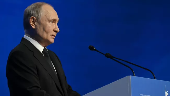 Президент РФ Владимир Путин выступает на международном форуме Союзного государства Великое наследие - общее будущее в Волгограде