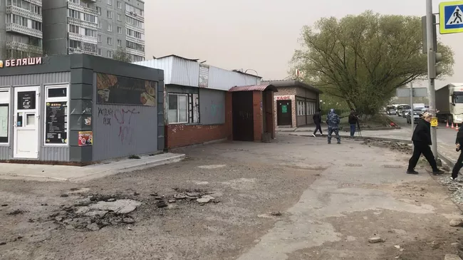 Место гибели мужчины, упавшего с крыши во время сильного ветра в Омске