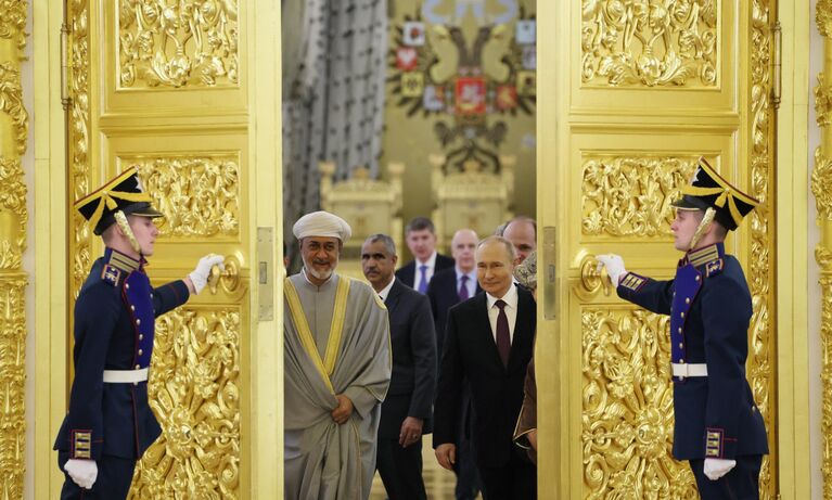 Президент РФ Владимир Путин и султан Омана Хейсам бен Тарек Аль Саид во время встречи в Москве Президент РФ Владимир Путин и султан Омана Хейсам бен Тарек Аль Саид во время встречи в Москве