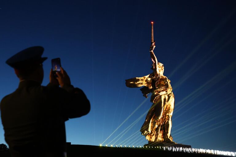 Световая инсталляция Свет Великой Победы на Мамаевом кургане в Волгограде Световая инсталляция Свет Великой Победы на Мамаевом кургане в Волгограде