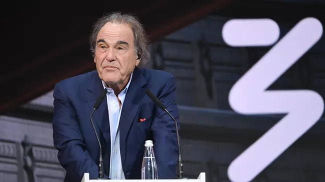 Американский режиссер Оливер Стоун выступает на федеральном просветительском марафоне Знание. Первые